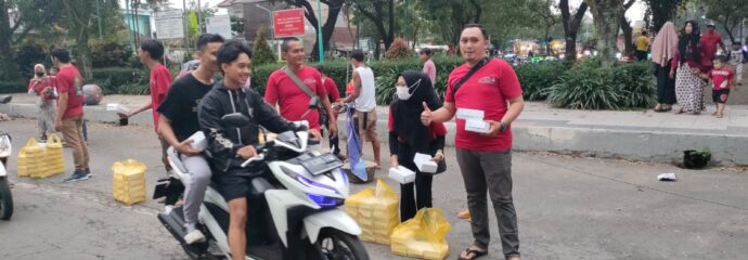 Bagi Takjil dan Buka Bersama di RTH Maroon